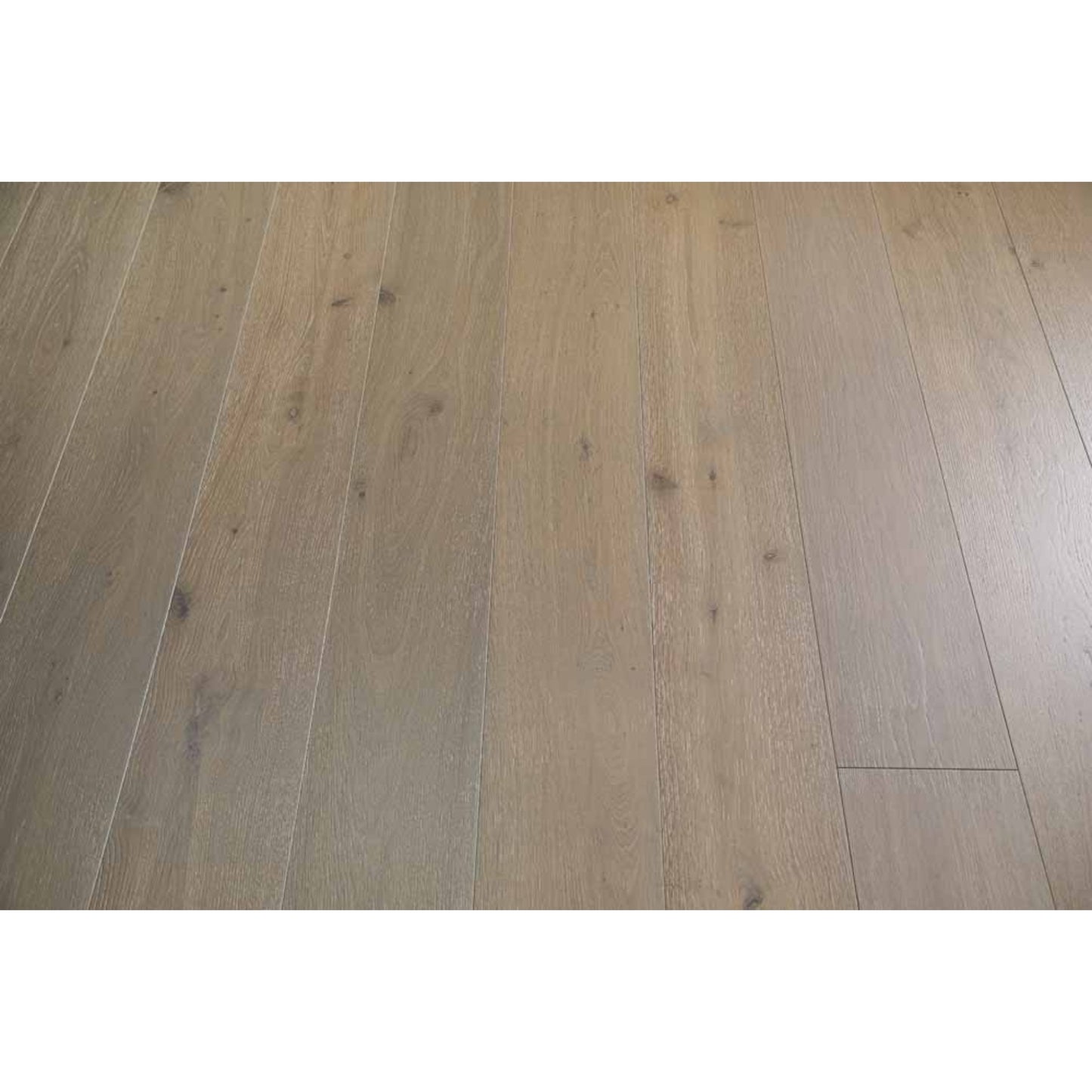 Vandyck Villa 307 extra-wide golden oak engineered wood flooring planks showing ABCD grade character.